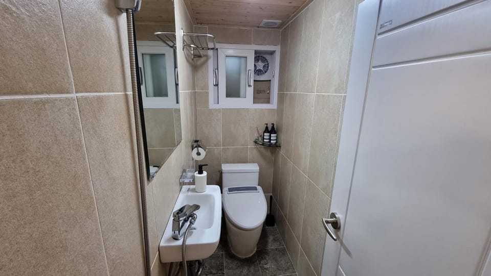 Shower, Toilet, Bathroom, bidet, towels