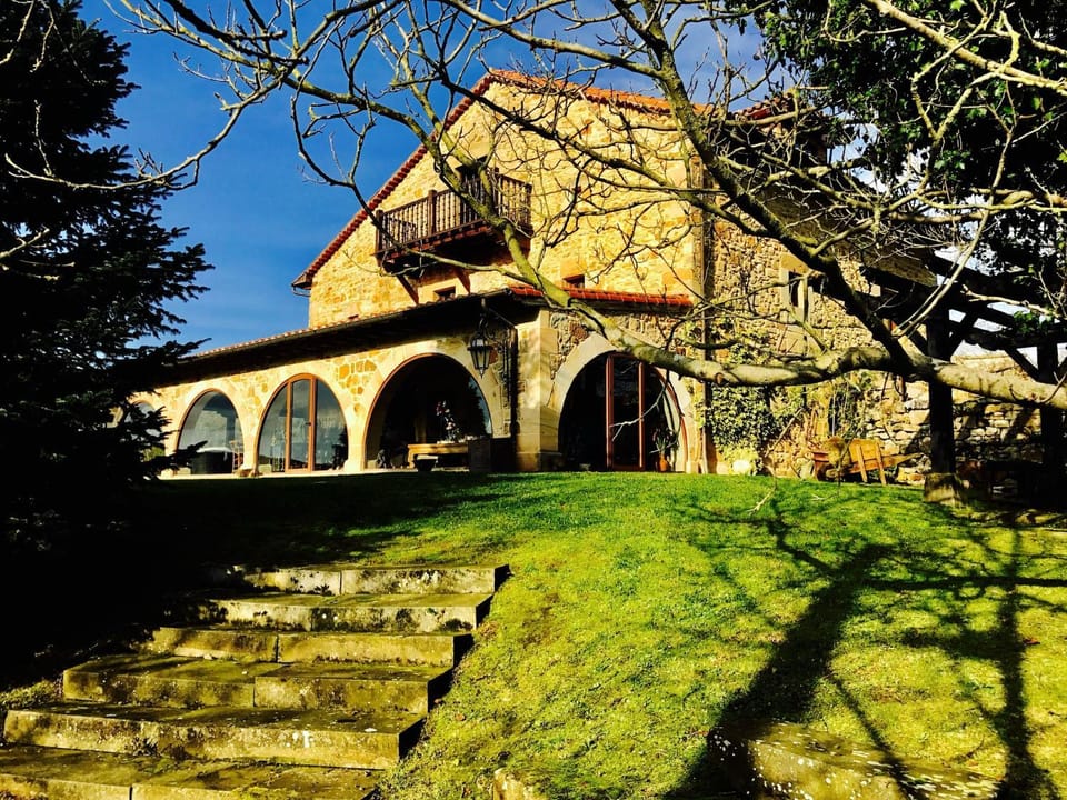 Casona Los Fresnos, con piscina Villa in Cantabria