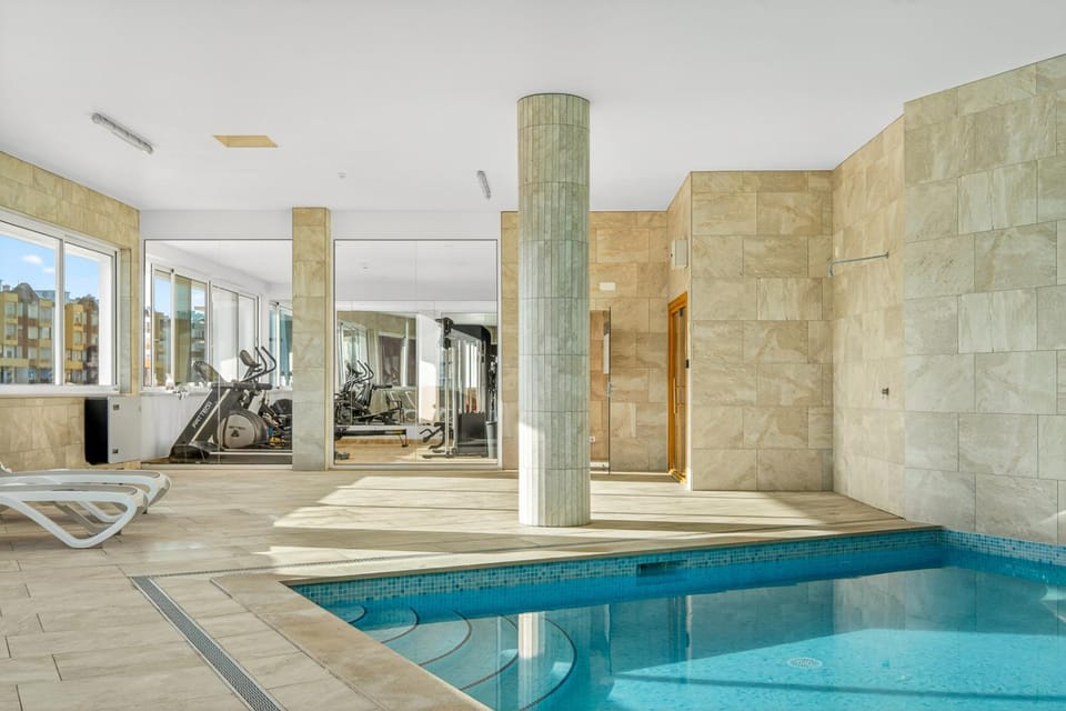 Fitness centre/facilities, Pool view, Swimming pool, sunbed