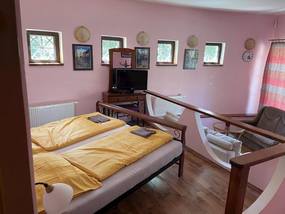 Communal lounge/ TV room, Bed, TV and multimedia, Living room, Seating area, Bedroom