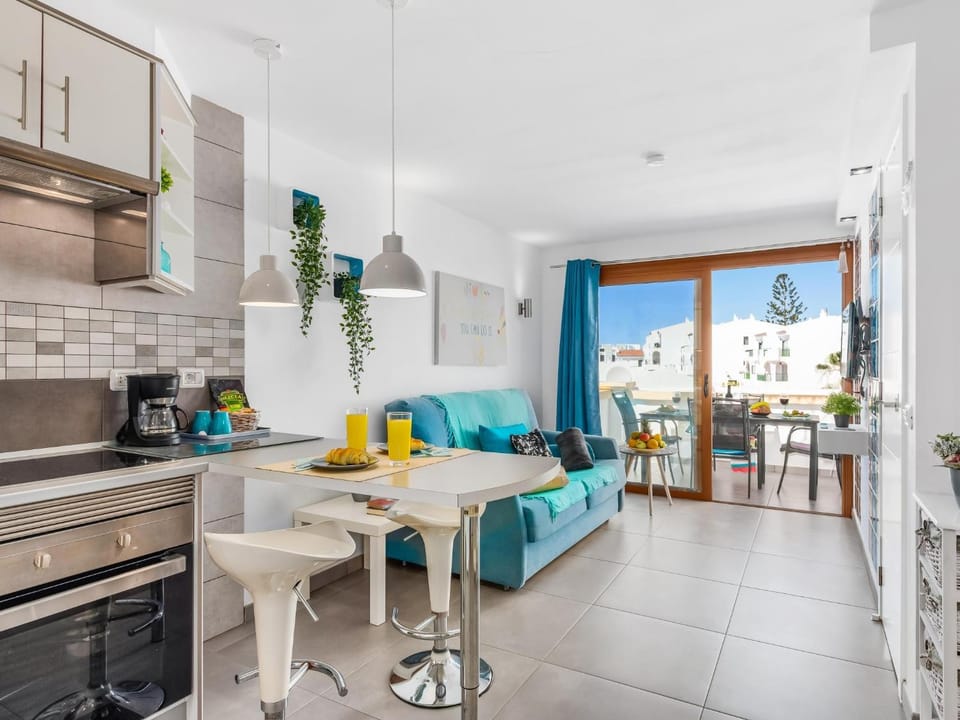 Kitchen or kitchenette, Seating area, Dining area, stove