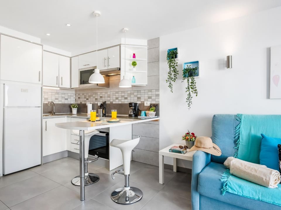 Kitchen or kitchenette, Living room, Seating area, Dining area, stove