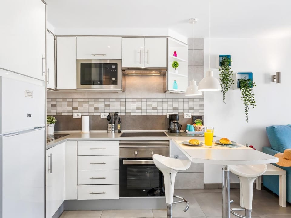 Kitchen or kitchenette, Dining area, oven, toaster