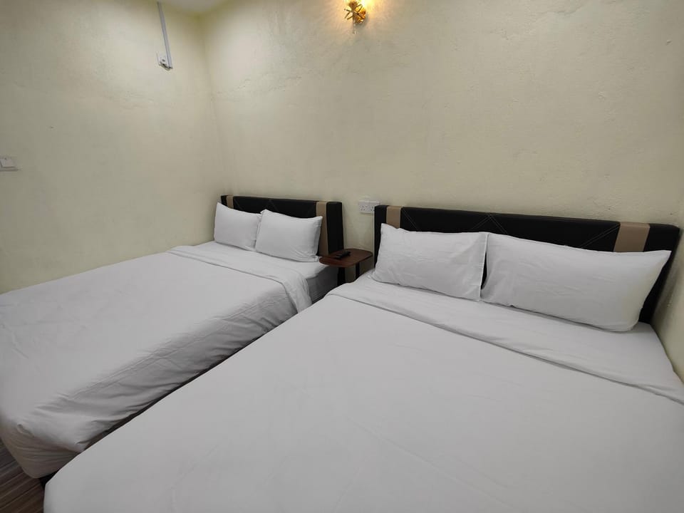 Reds Roomstay Pantai Penarik 1 Inn in Terengganu, Malaysia