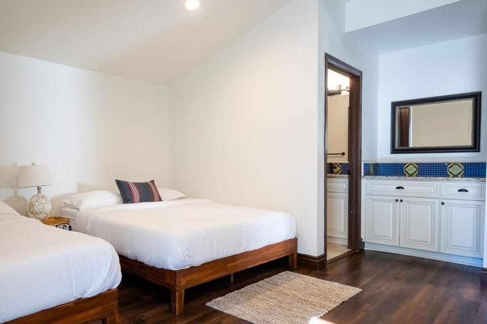 5 mins from Universal with Heated Pool, Spa, Golf & Pong House in Toluca Lake