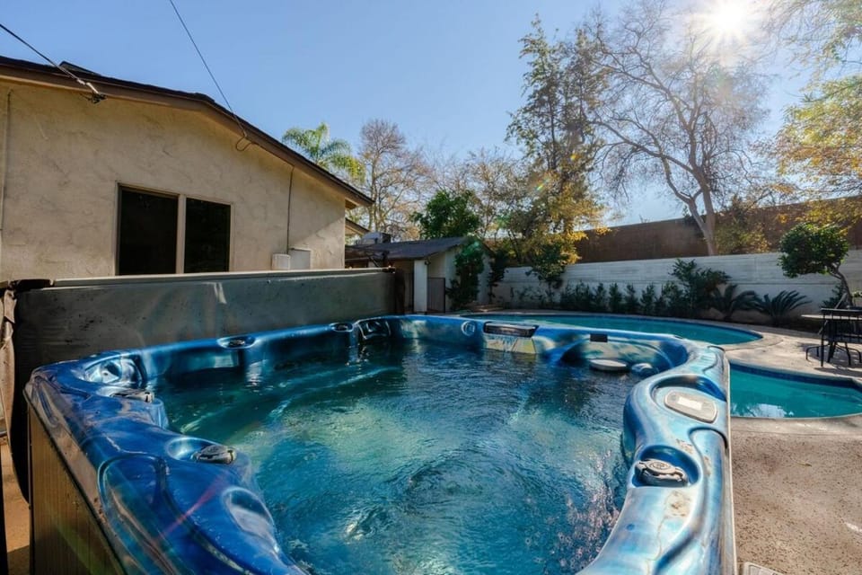 5 mins from Universal with Heated Pool, Spa, Golf & Pong House in Toluca Lake