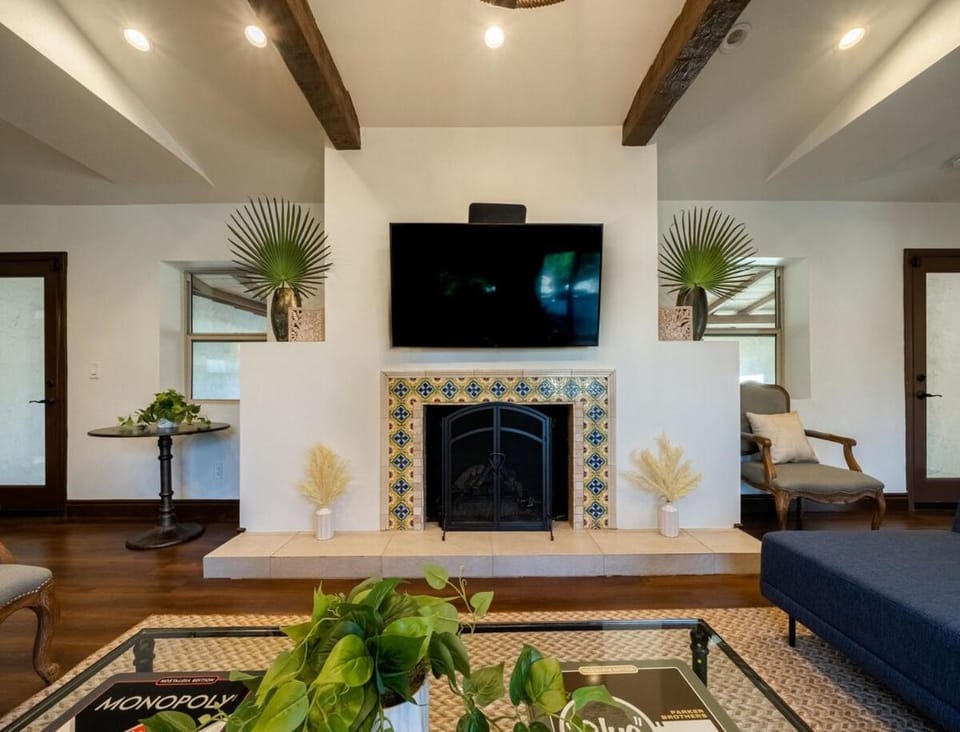 5 mins from Universal with Heated Pool, Spa, Golf & Pong House in Toluca Lake
