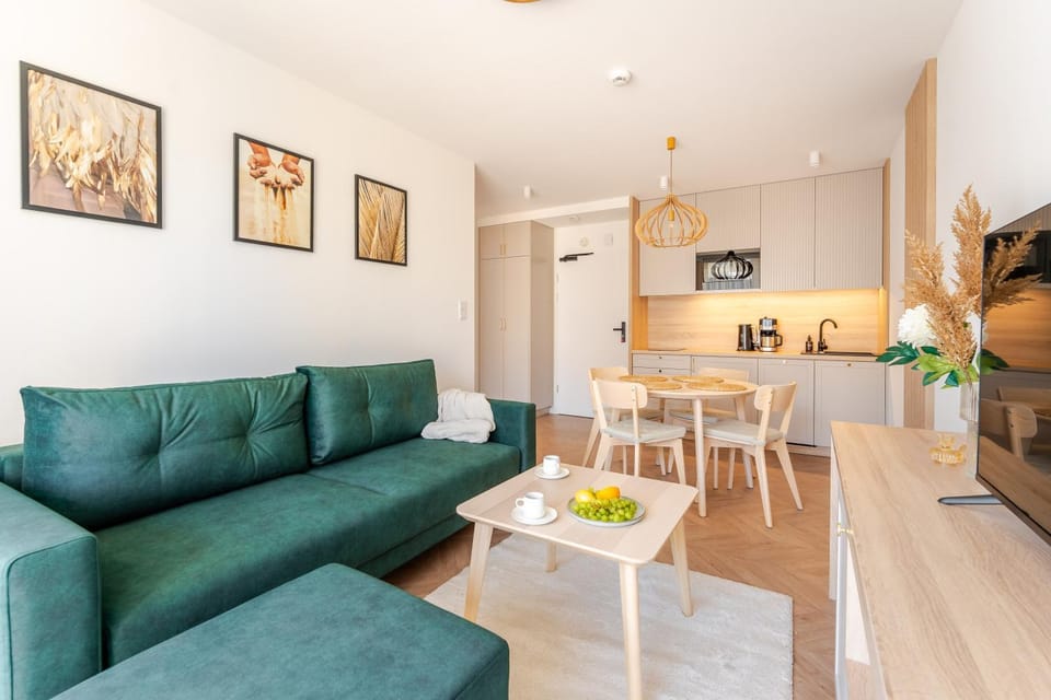 TV and multimedia, Kitchen or kitchenette, Living room, Seating area, Dining area