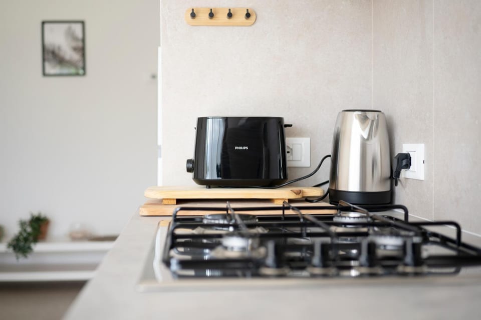 Coffee/tea facilities, Kitchen or kitchenette, stove, toaster