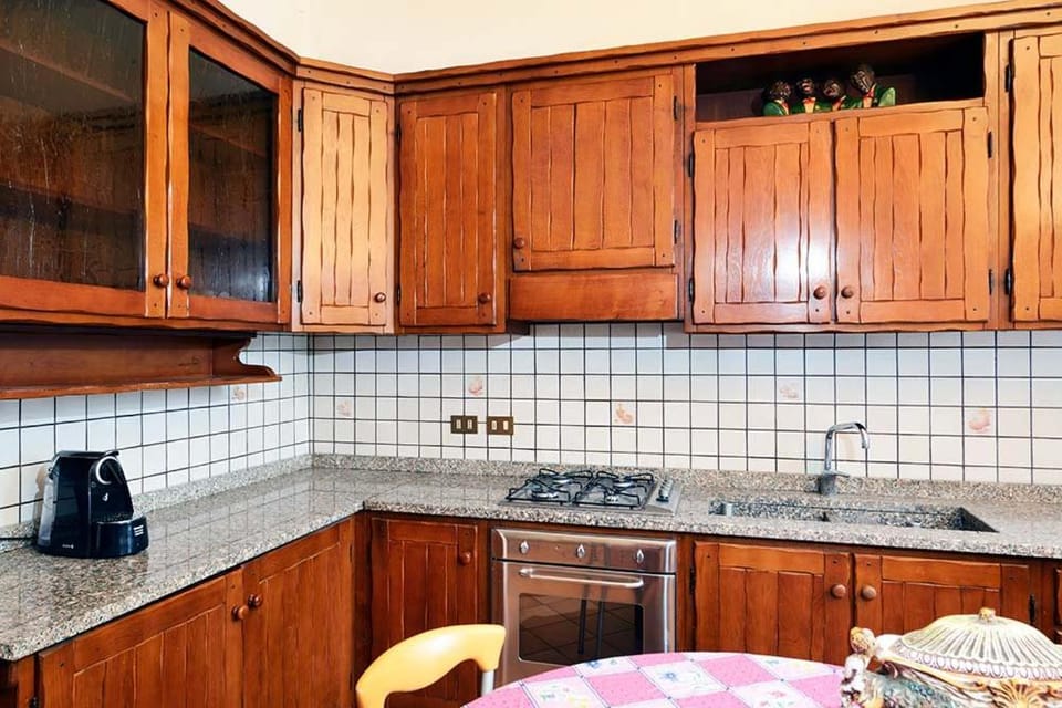 Kitchen or kitchenette, Dining area, oven, stove