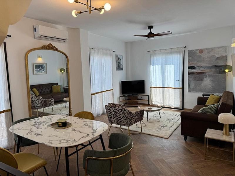 Communal lounge/ TV room, Living room, Dining area