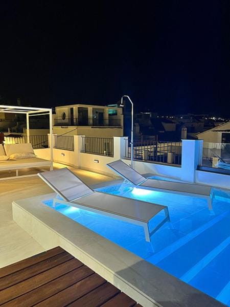 Night, Pool view, Swimming pool, Swimming pool, sunbed