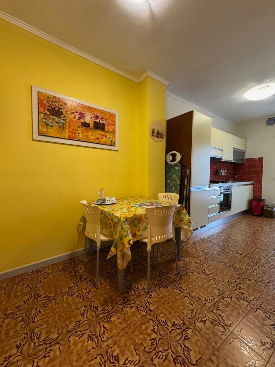 Kitchen or kitchenette, Dining area, stove