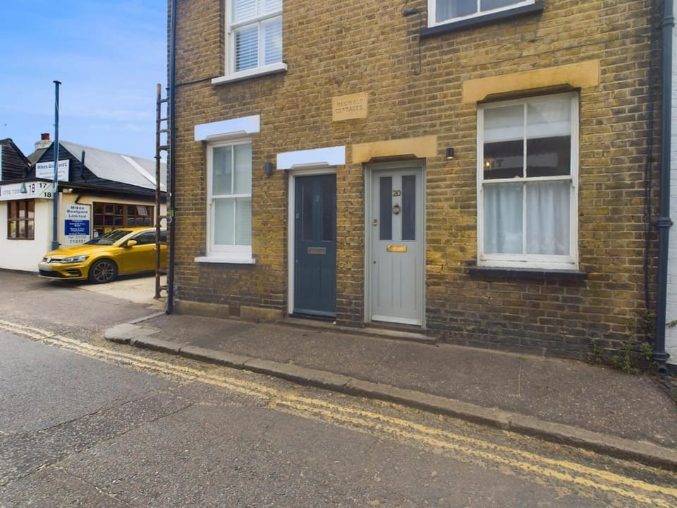 Beautiful Historic Cottage in the Heart of Old Leigh House in Southend-on-Sea