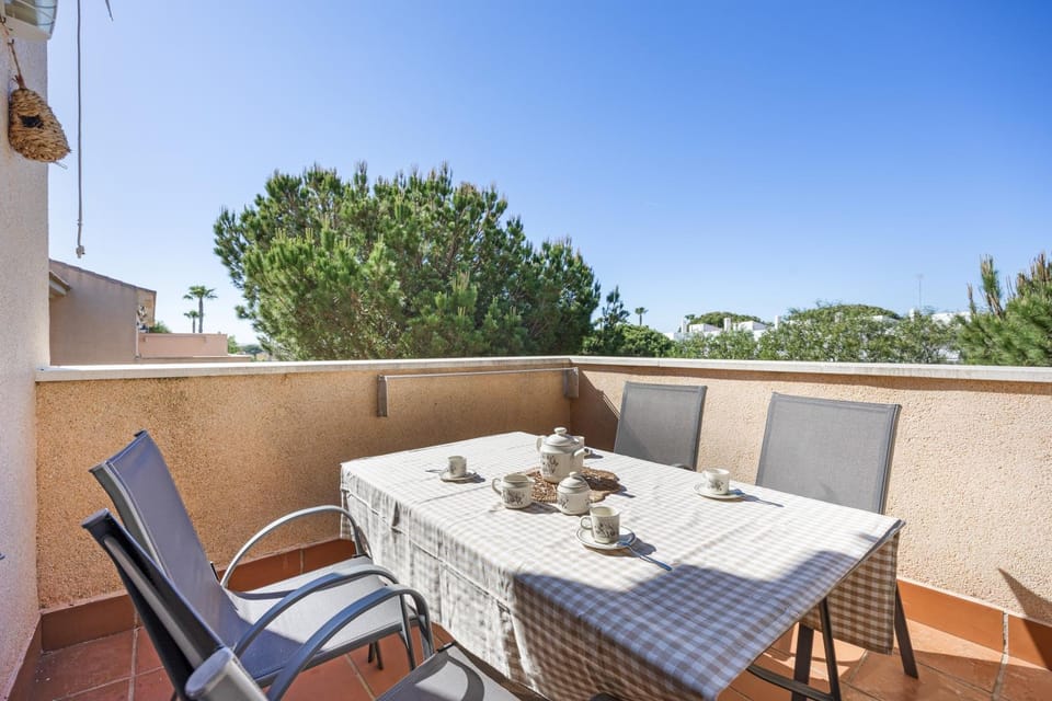 Property building, Balcony/Terrace, Living room