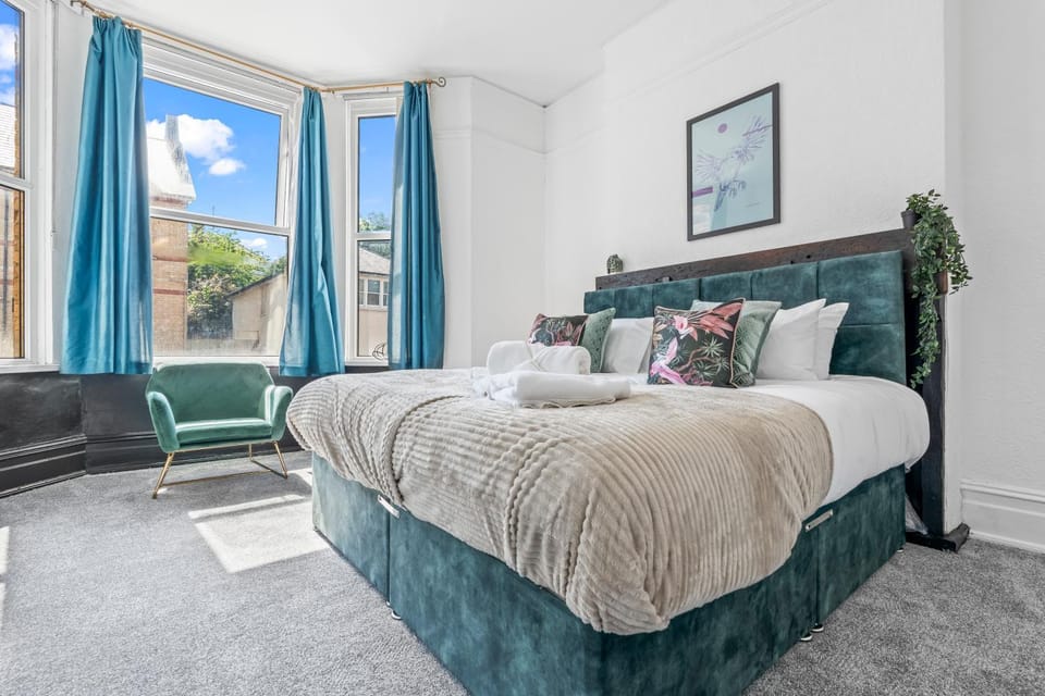 Bed, Bedroom, towels
