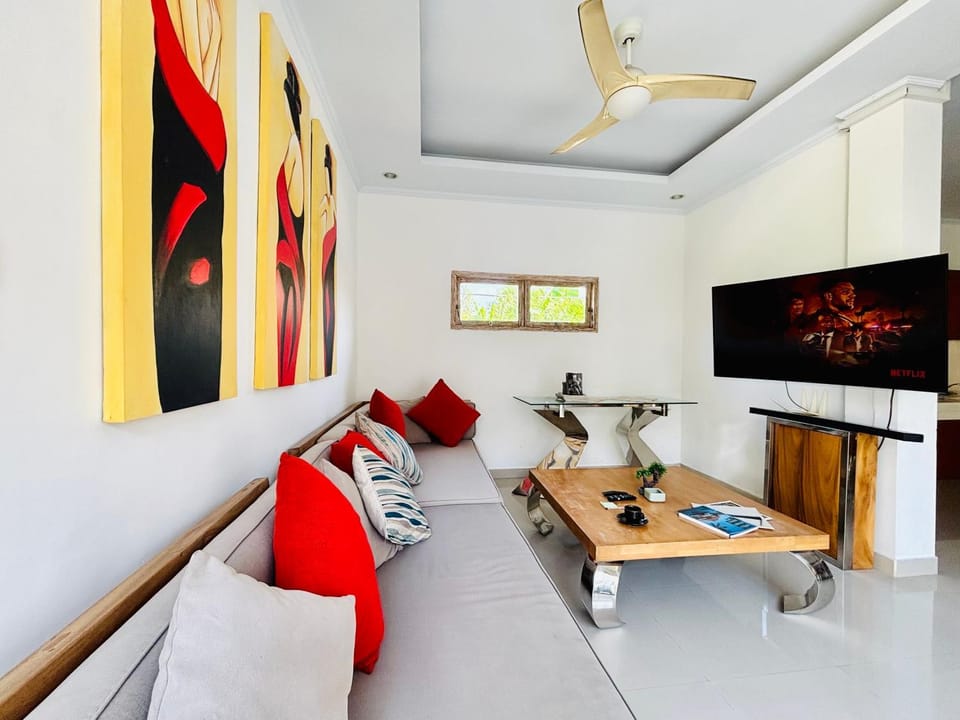 Communal lounge/ TV room, TV and multimedia, Living room, Seating area, Dining area, Evening entertainment, fireplace