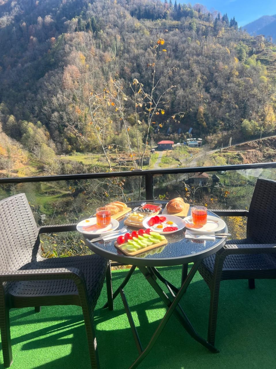 Spring, Day, Natural landscape, Food and drinks, Dining area, Food, Mountain view, Breakfast, Continental breakfast