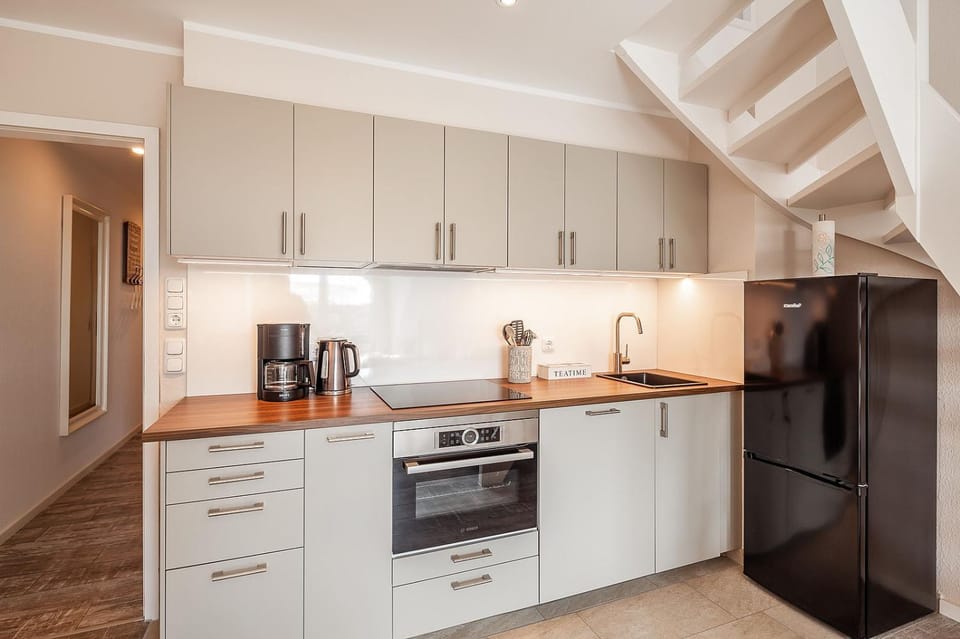 Kitchen or kitchenette, dishwasher, oven