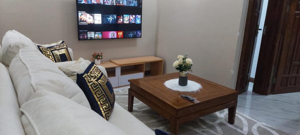 Communal lounge/ TV room, TV and multimedia, Living room, Seating area, Evening entertainment
