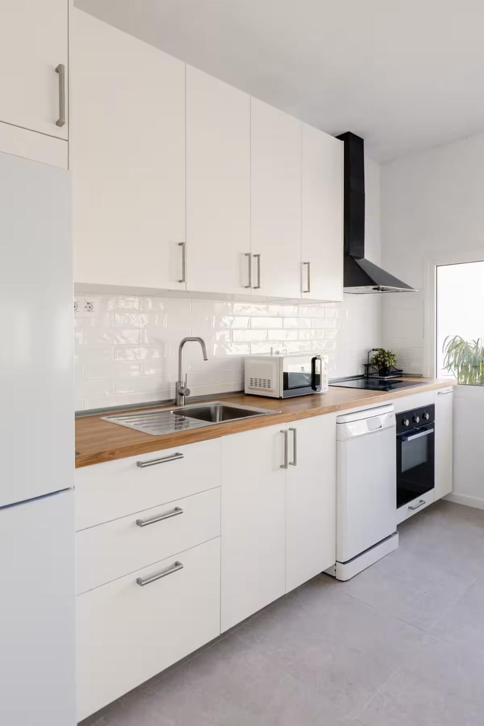 Kitchen or kitchenette, dishwasher, stove