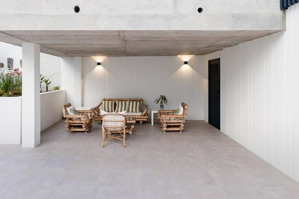 Patio, Day, Living room, Seating area, Dining area