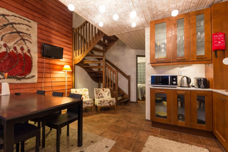 Kitchen or kitchenette, Dining area