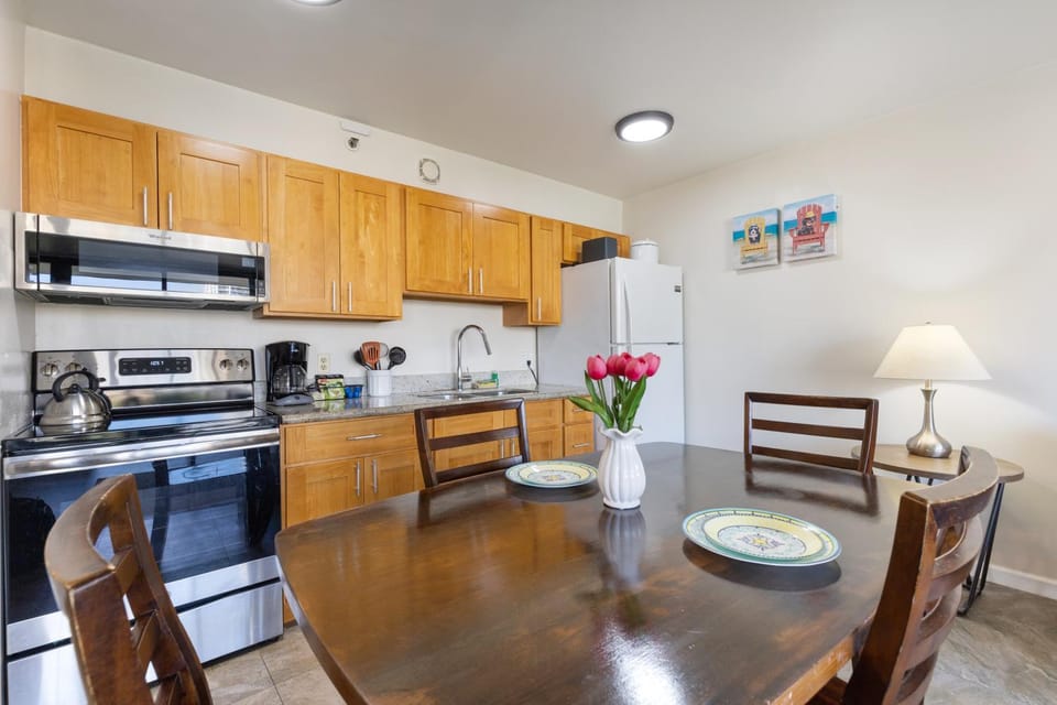 Spacious Waikiki Condo with City Views, Full Kitchen & Free Parking 0802T1 Apartment in Honolulu