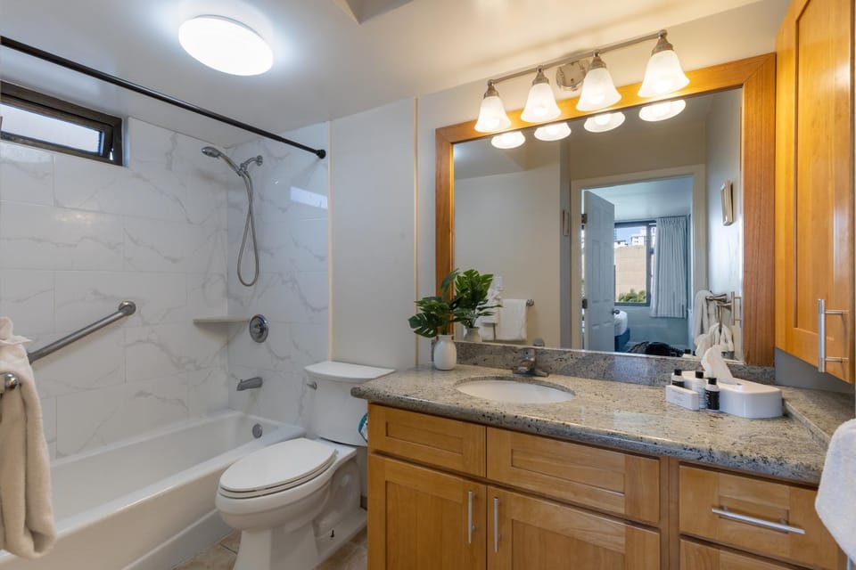 Spacious Waikiki Condo with City Views, Full Kitchen & Free Parking 0802T1 Apartment in Honolulu
