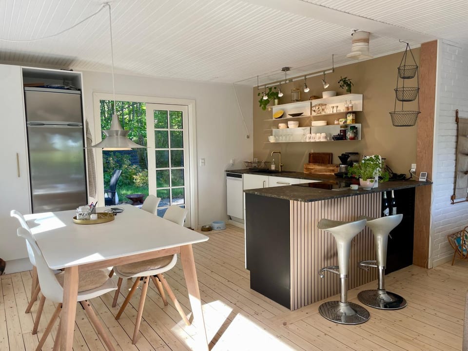 Dining area, kitchen