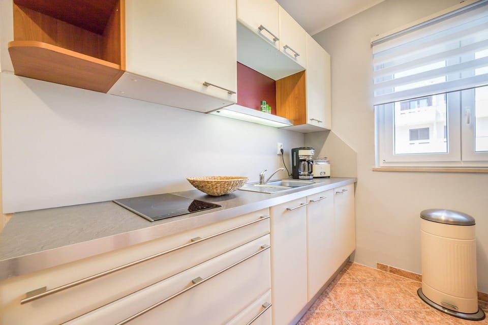 Malerisches Apartment nur 500 Meter zum langen Strand mit Privatparkplatz, Balkon Apartment in Lika-Senj County