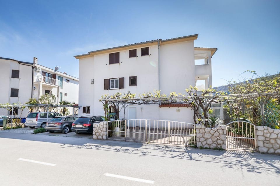 Malerisches Apartment nur 500 Meter zum langen Strand mit Privatparkplatz, Balkon Apartment in Lika-Senj County