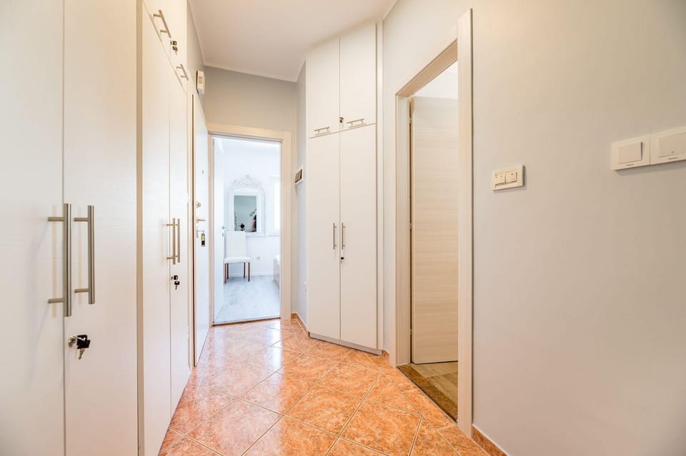 Malerisches Apartment nur 500 Meter zum langen Strand mit Privatparkplatz, Balkon Apartment in Lika-Senj County