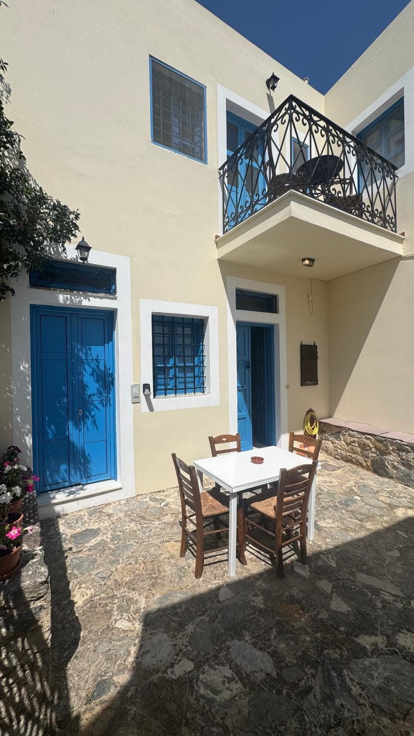 Property building, Patio, Balcony/Terrace