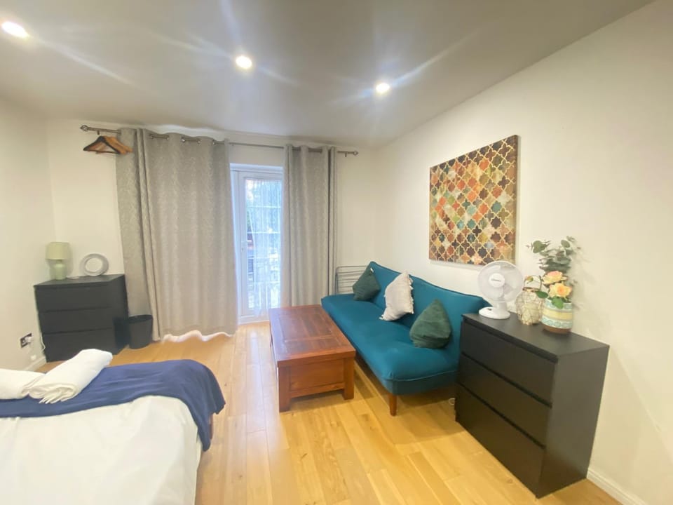 5 Bed House - Sleeps 10 - Pets - Parking - Wifi House in London Borough of Southwark