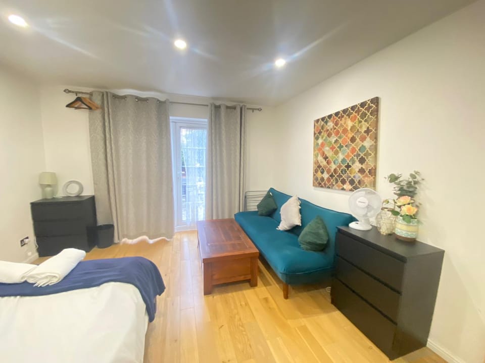 5 Bed House - Sleeps 10 - Pets - Parking - Wifi House in London Borough of Southwark