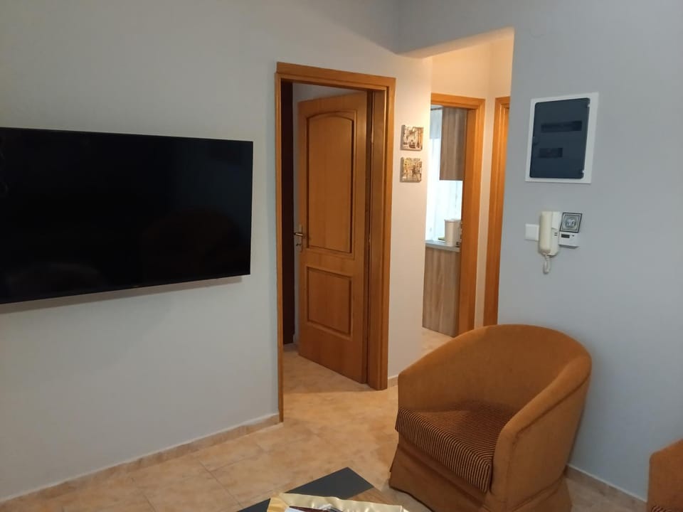 Communal lounge/ TV room, TV and multimedia, Living room, Seating area, Evening entertainment