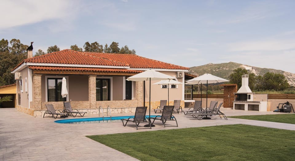 Property building, Patio, Day, Swimming pool, sunbed