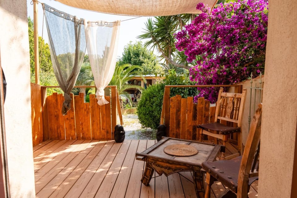 Chambre avec Piscine Quatre Murs Et Un Toit Bed and Breakfast in La Londe-les-Maures