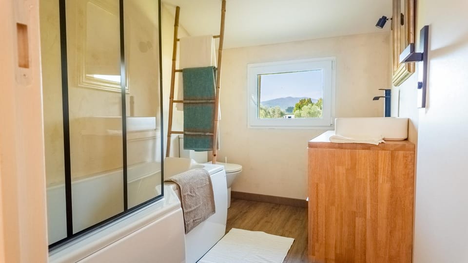 Chambre avec Piscine Quatre Murs Et Un Toit Bed and Breakfast in La Londe-les-Maures