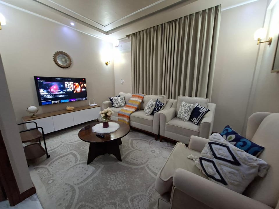 Communal lounge/ TV room, TV and multimedia, Living room, Seating area, Evening entertainment