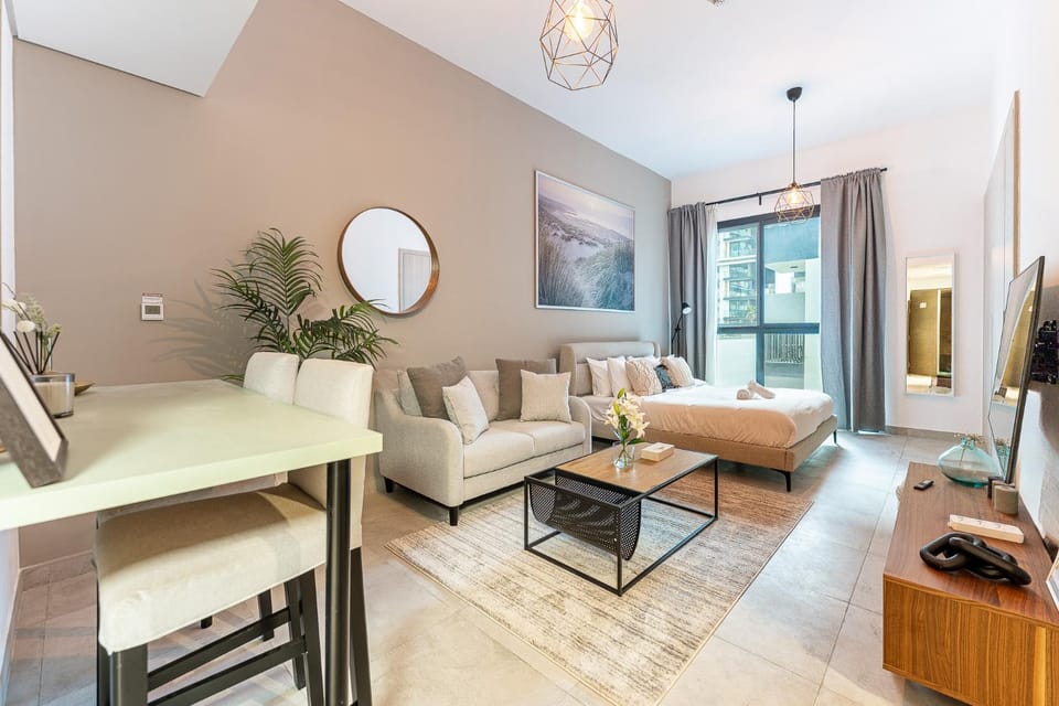 Bed, TV and multimedia, Living room, Seating area, Dining area, Bedroom