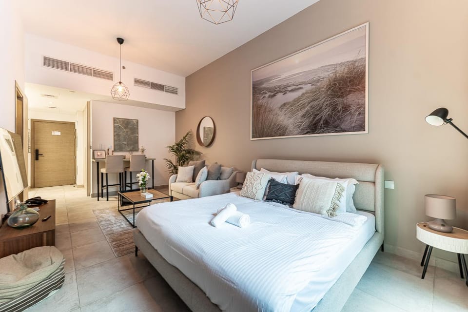 Bed, Living room, Photo of the whole room, Seating area, Bedroom