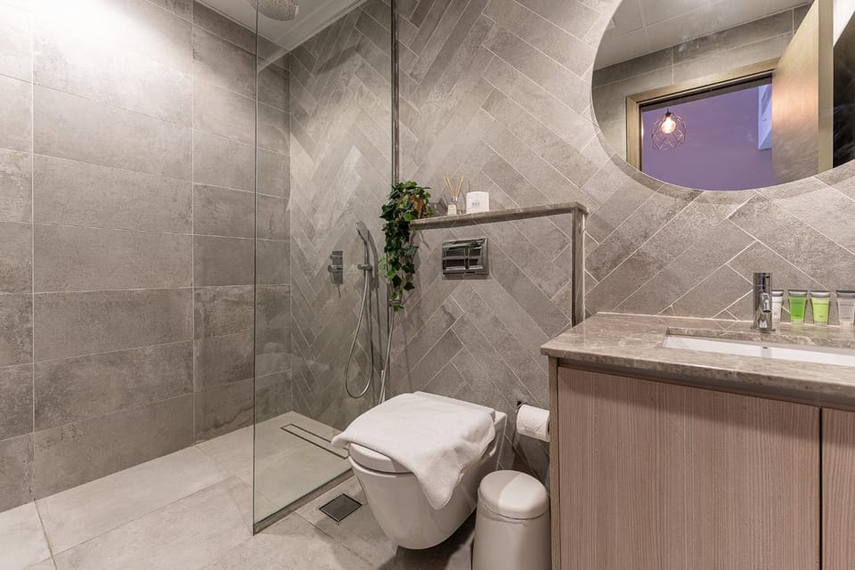 Shower, Toilet, Bathroom, towels