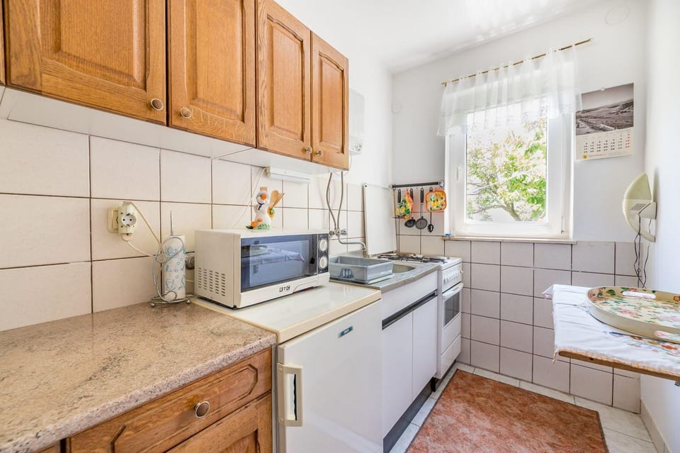 Mediterranes Ferienhaus nur 550 Meter zum Strand mit Grillbereich, privater Terrasse, Parkplatz House in Lika-Senj County