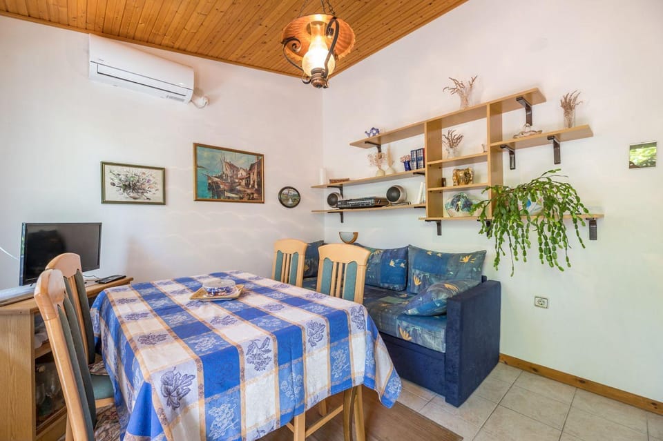 Mediterranes Ferienhaus nur 550 Meter zum Strand mit Grillbereich, privater Terrasse, Parkplatz House in Lika-Senj County