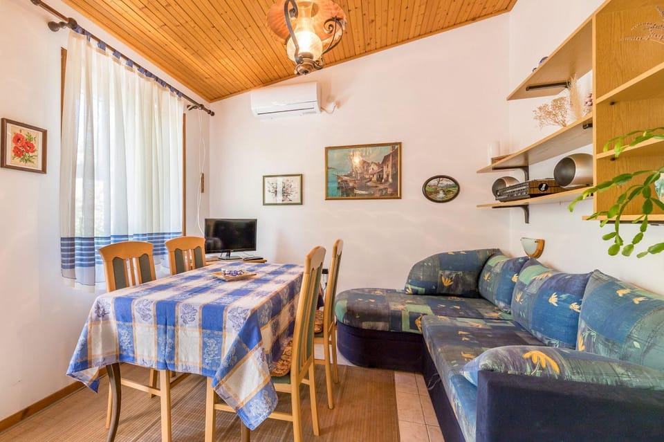 Mediterranes Ferienhaus nur 550 Meter zum Strand mit Grillbereich, privater Terrasse, Parkplatz House in Lika-Senj County