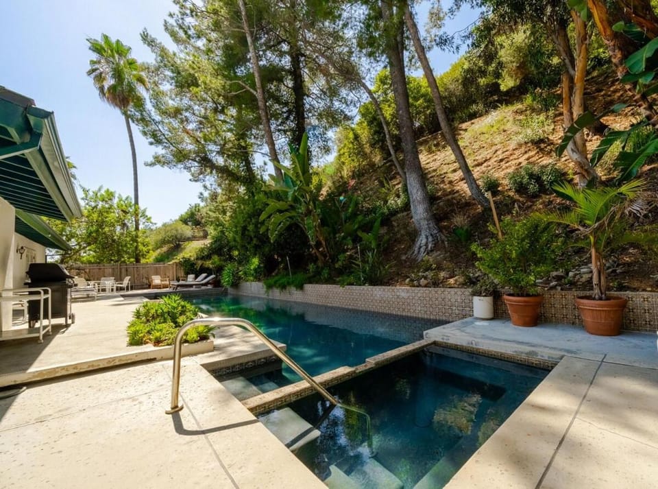 6 Minutes to Universal with Game Room, Heated Pool & Spa House in Hollywood Hills