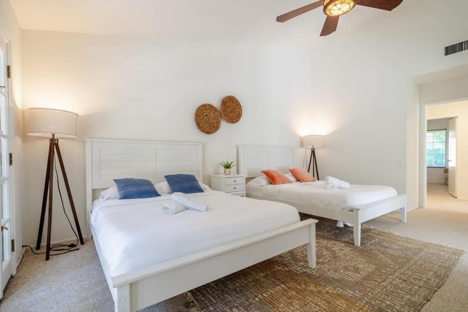 6 Minutes to Universal with Game Room, Heated Pool & Spa House in Hollywood Hills