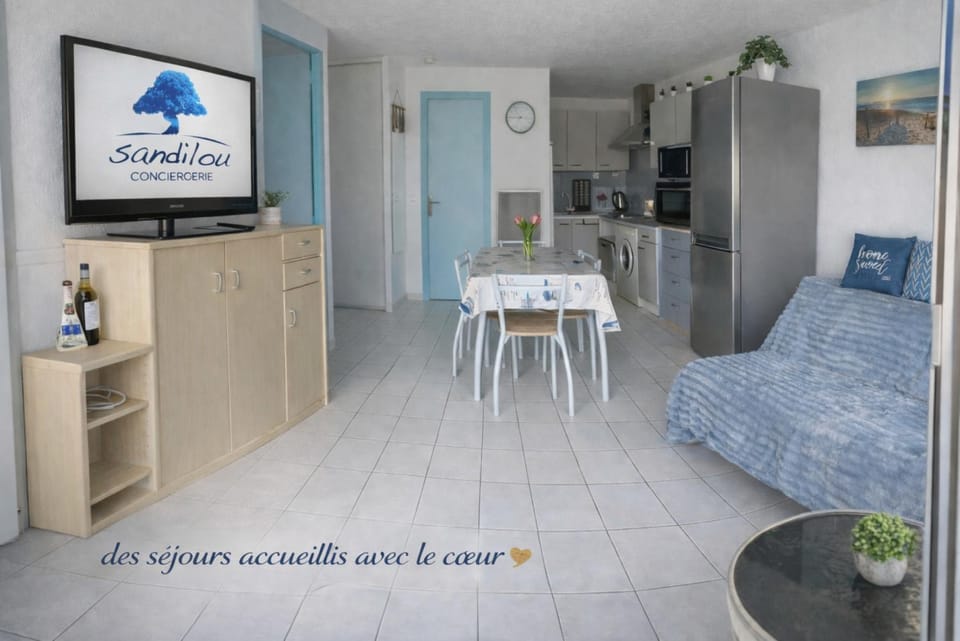 TV and multimedia, Kitchen or kitchenette, Seating area